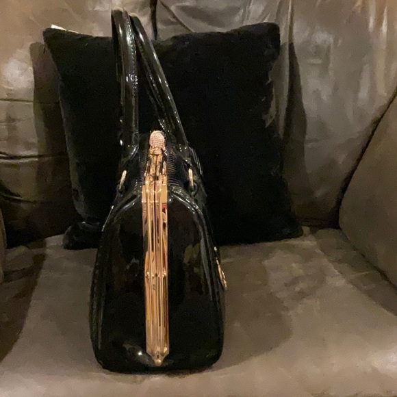 Patent leather black handbag with gold hardware and classic snap top closure - Picture 6 of 11